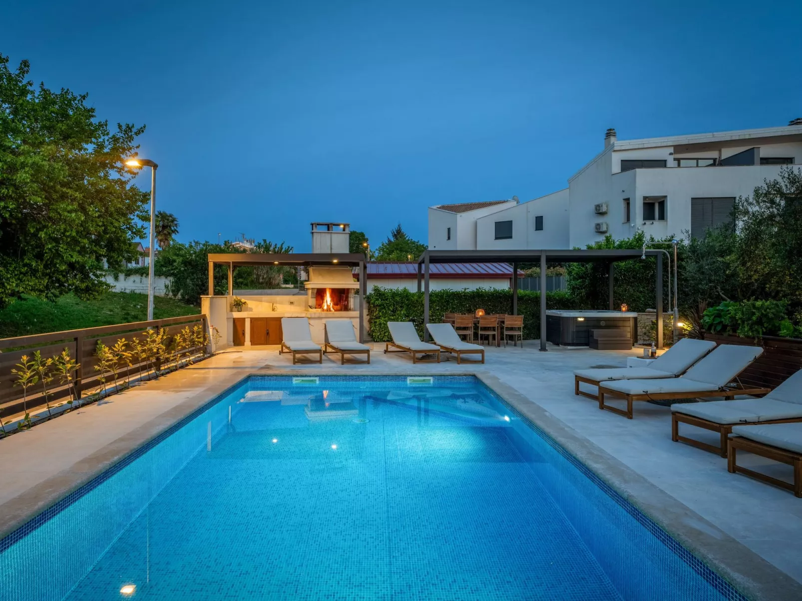 Schönes Appartement Mala 4 mit Pool-Buiten