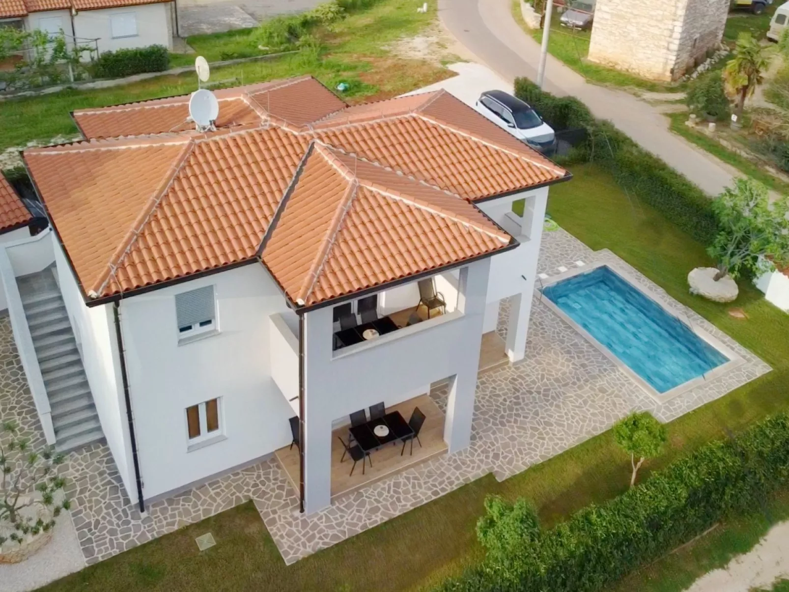 Apartment 2 in einer neuen Villa mit Pool in ruhiger Lage