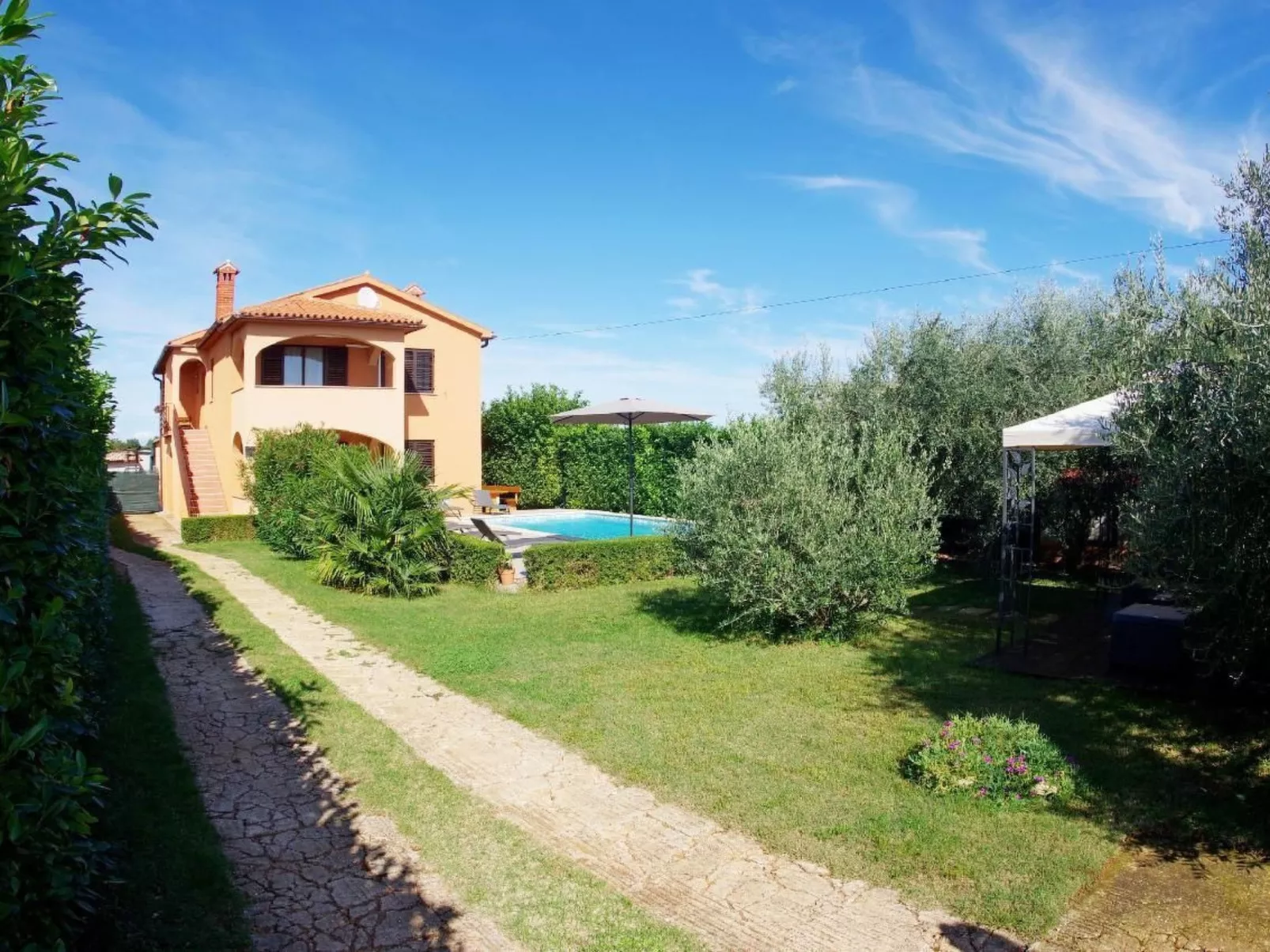 Mit privatem Pool und Garten-Image-tags.info