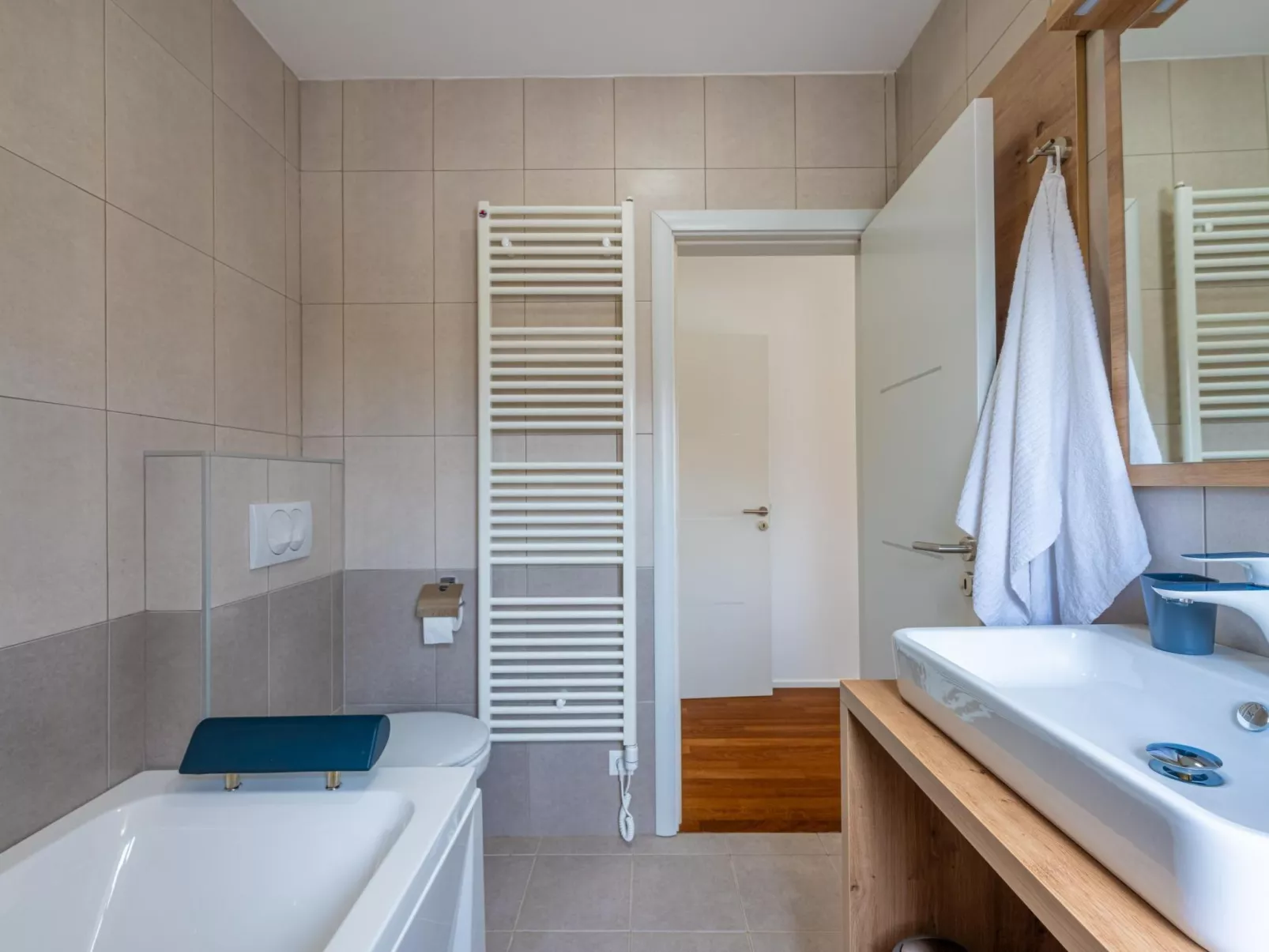 4 Schlafzimmer, 3 Badezimmer, Küche, Wohnzimmer, privater Pool, Grill-Binnen