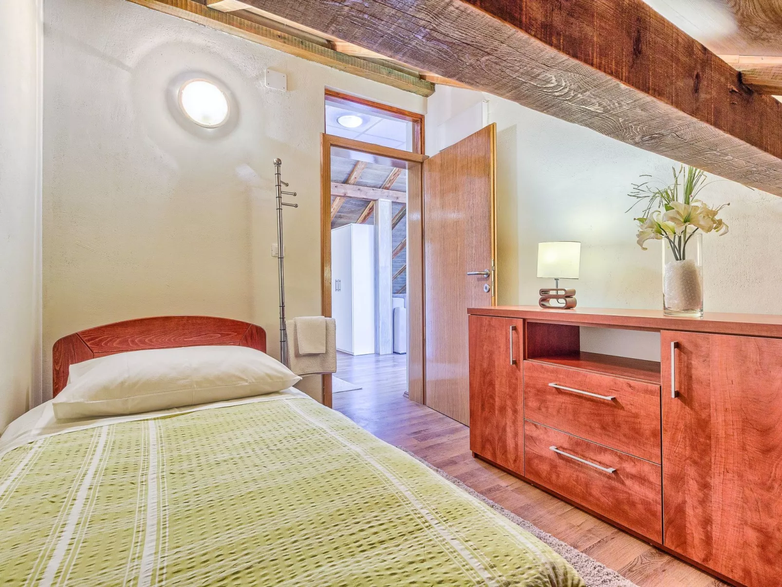 "Villa Rock" mit Blick auf das Wasser-Image-tags.info