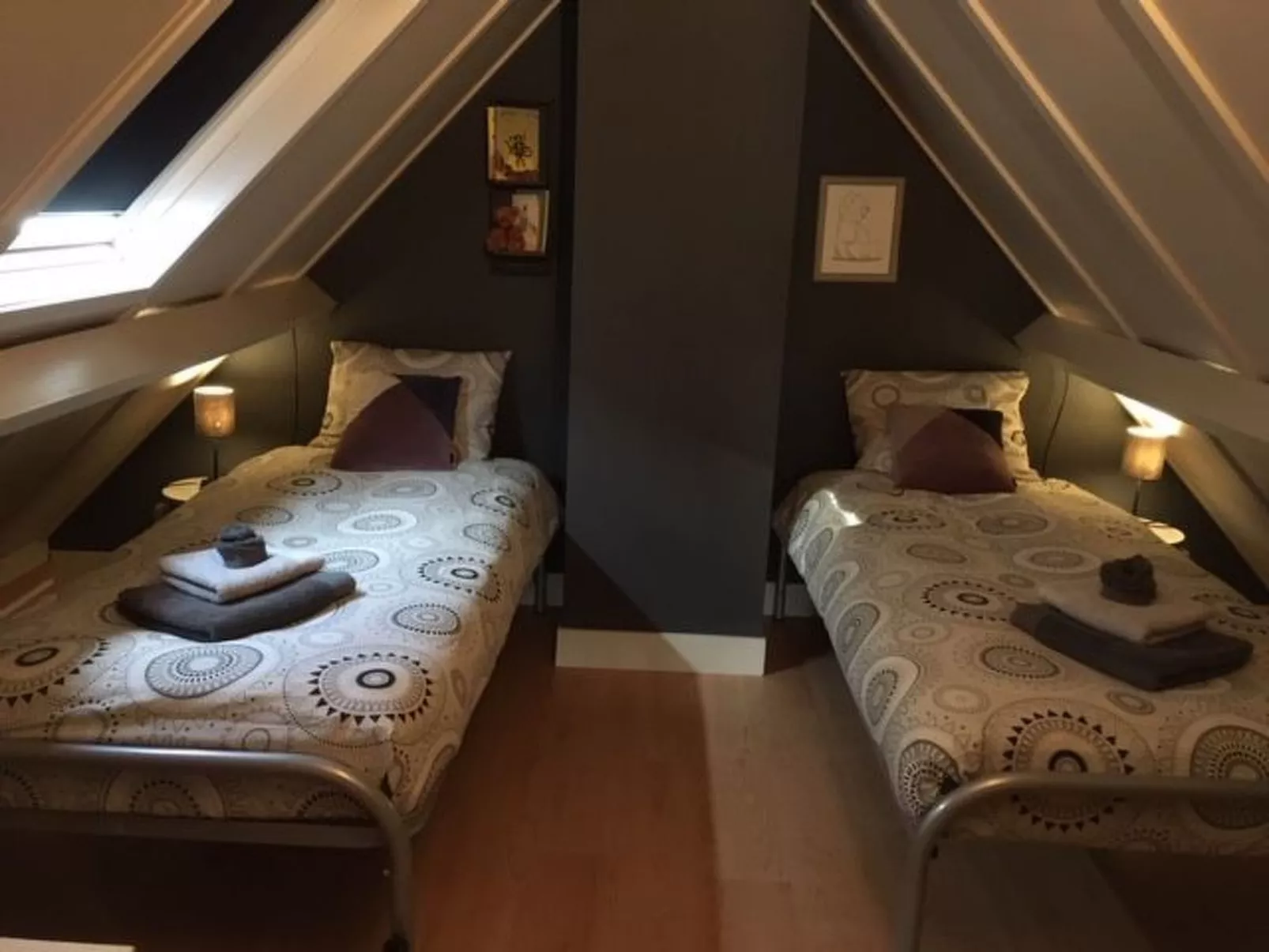 Zonneweelde bei Dünen und Wald