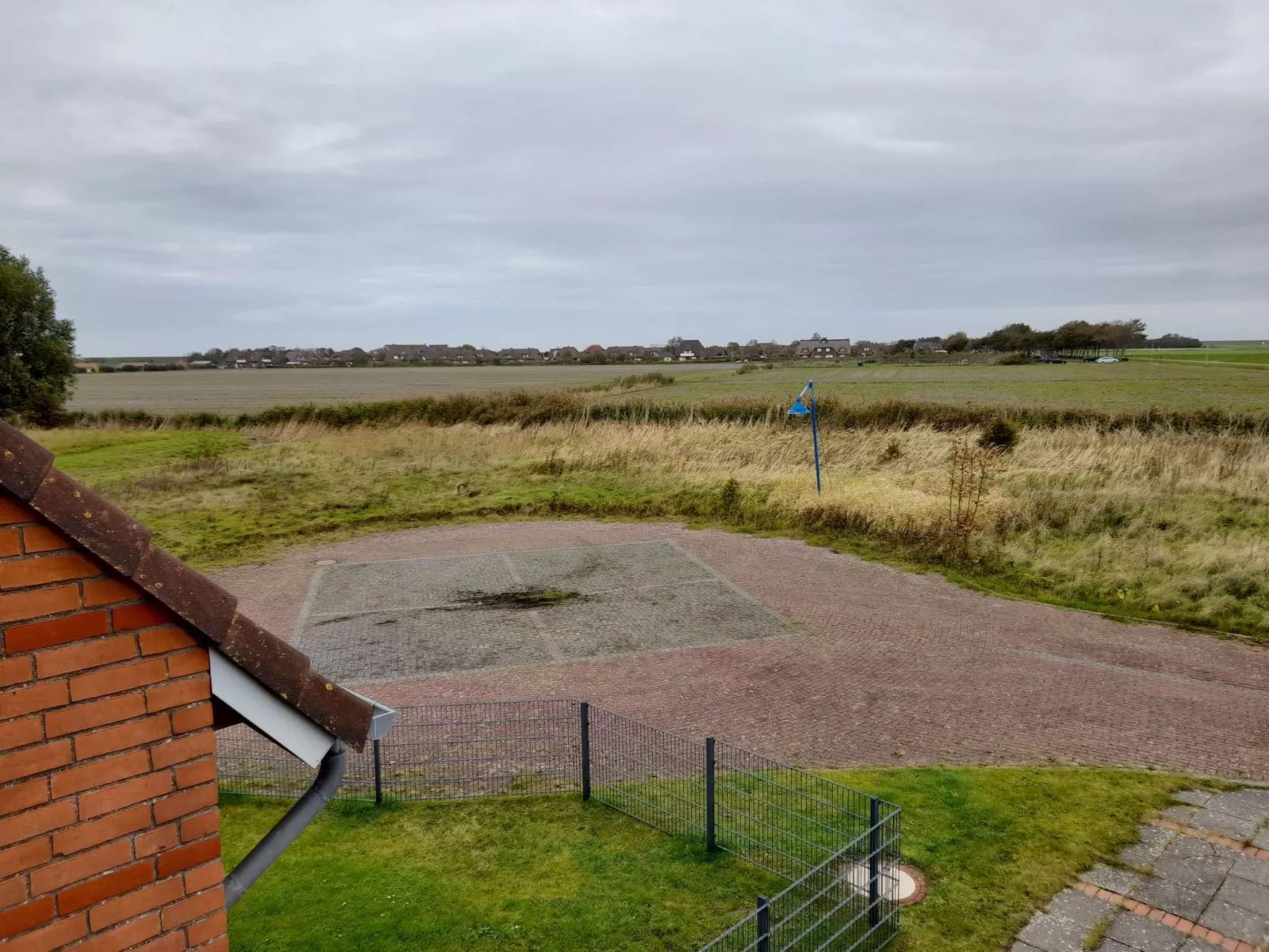 Moderne Ferienwohnung mit Balkon in Strandnähe-Buiten