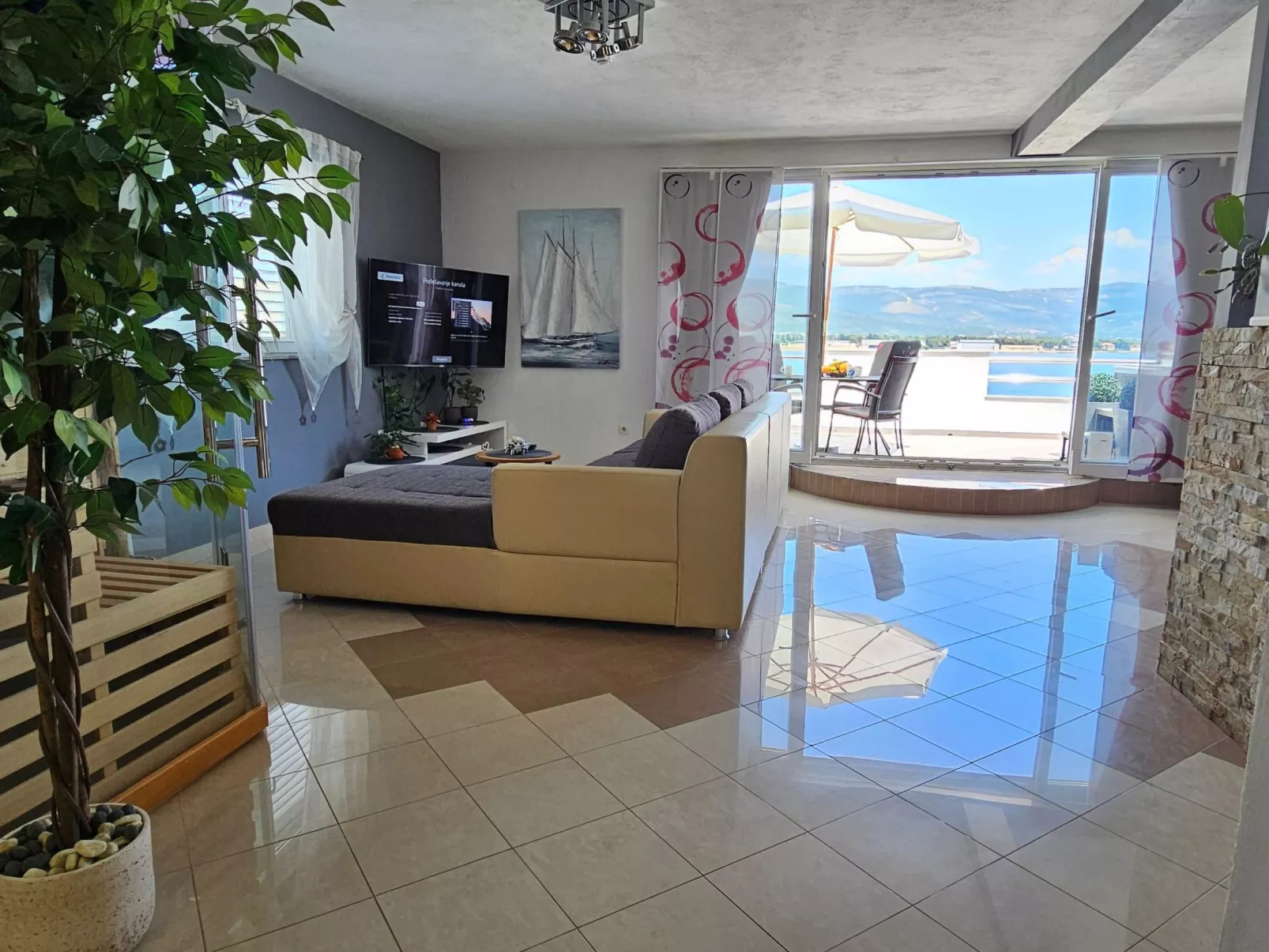 "MaLea" mit Blick auf das Wasser-Binnen