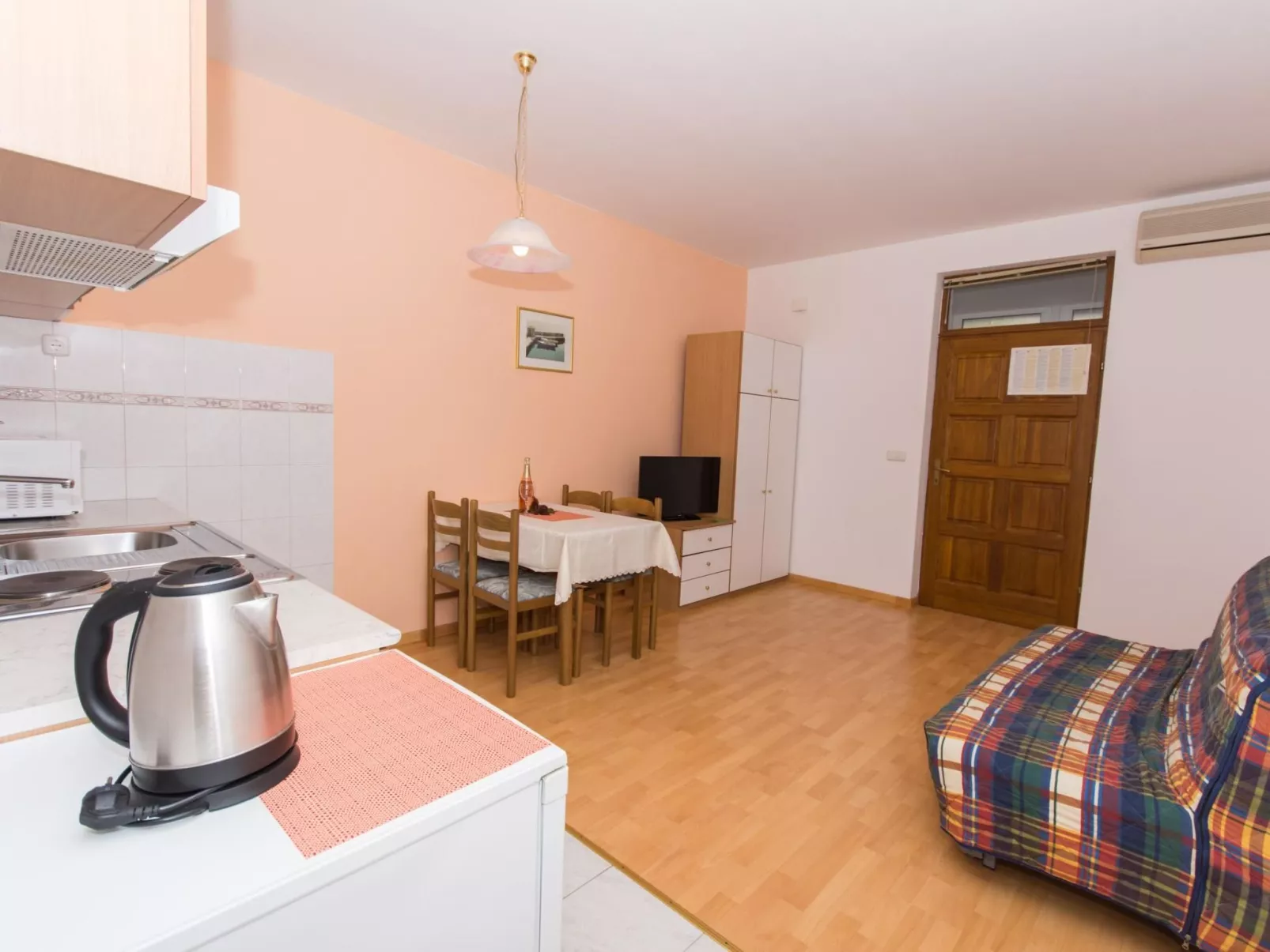 Für vier Personen, mit einem Balkon