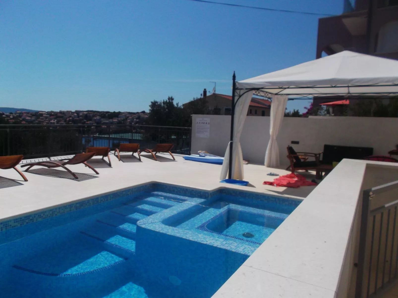 Beheiztes Schwimmbad, schattige Terrasse mit Meerblick-Buiten