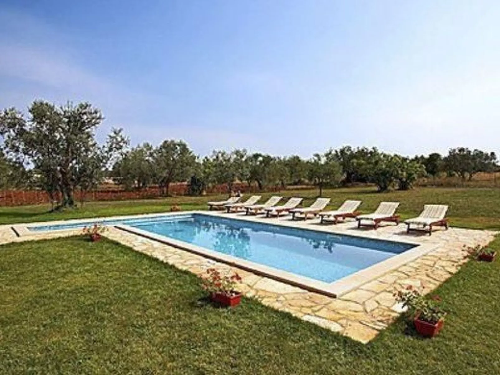 Luxuriöse Villa mit riesigem Olivenbaum-Garten, Sonnenterrasse, großem Pool und