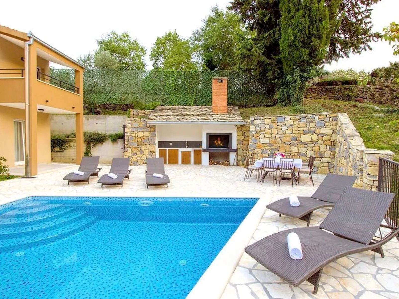 Villa Mosor mit beheiztem Salzwasserpool und Sauna