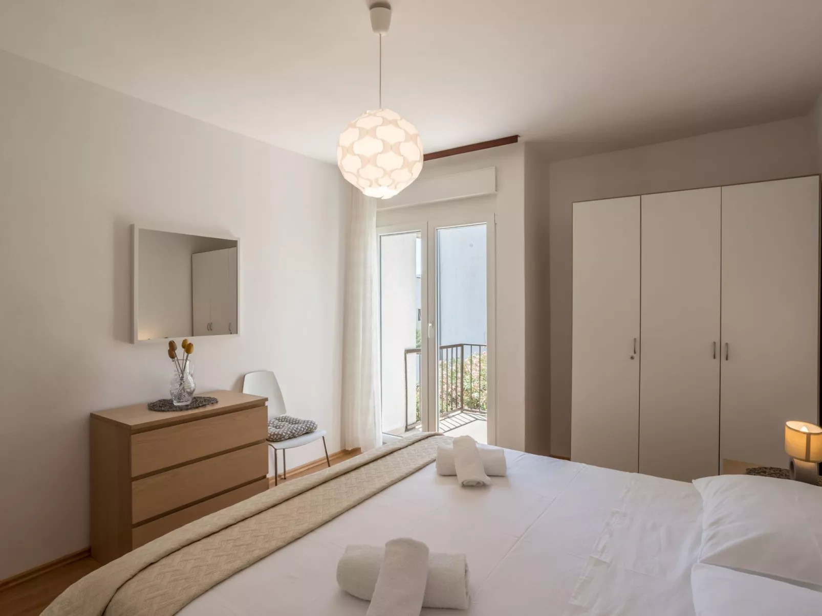 Tihana mit mediterranem Garten-Image-tags.info