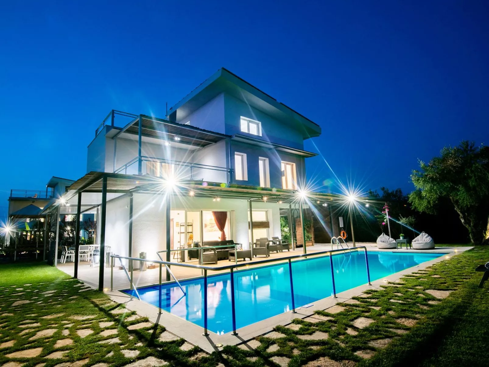 Geräumige Familienvilla, privater Pool und Garten-Buiten