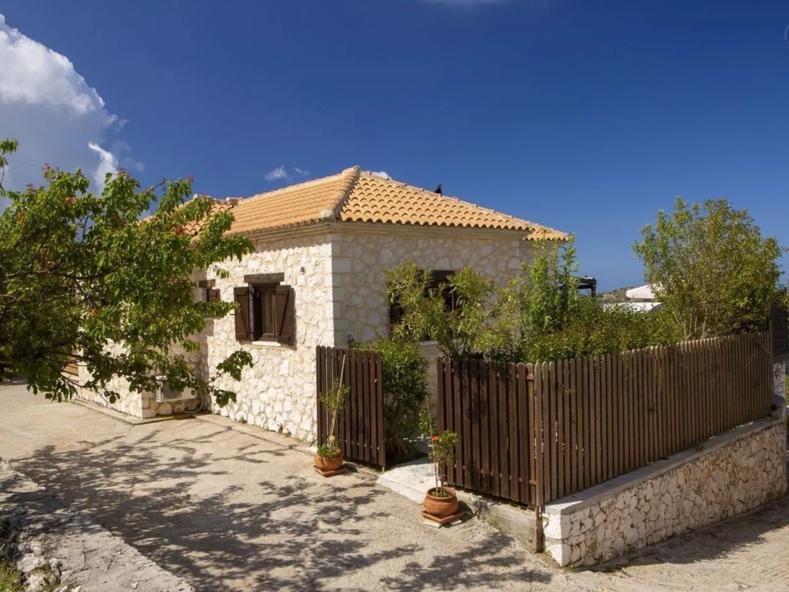 In Apollonii mit privatem Pool-Buiten