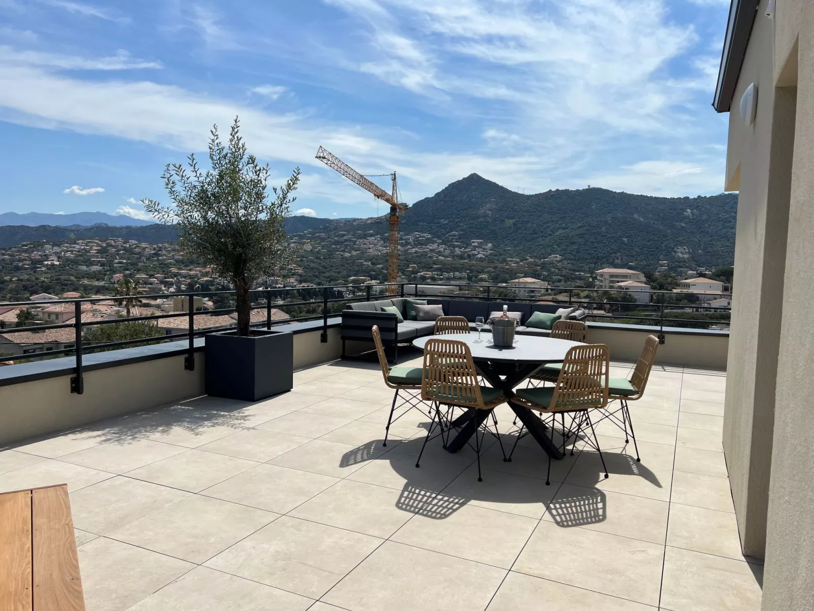 ISULA-RED_BEAUTIFUL_VIEW.-Binnen