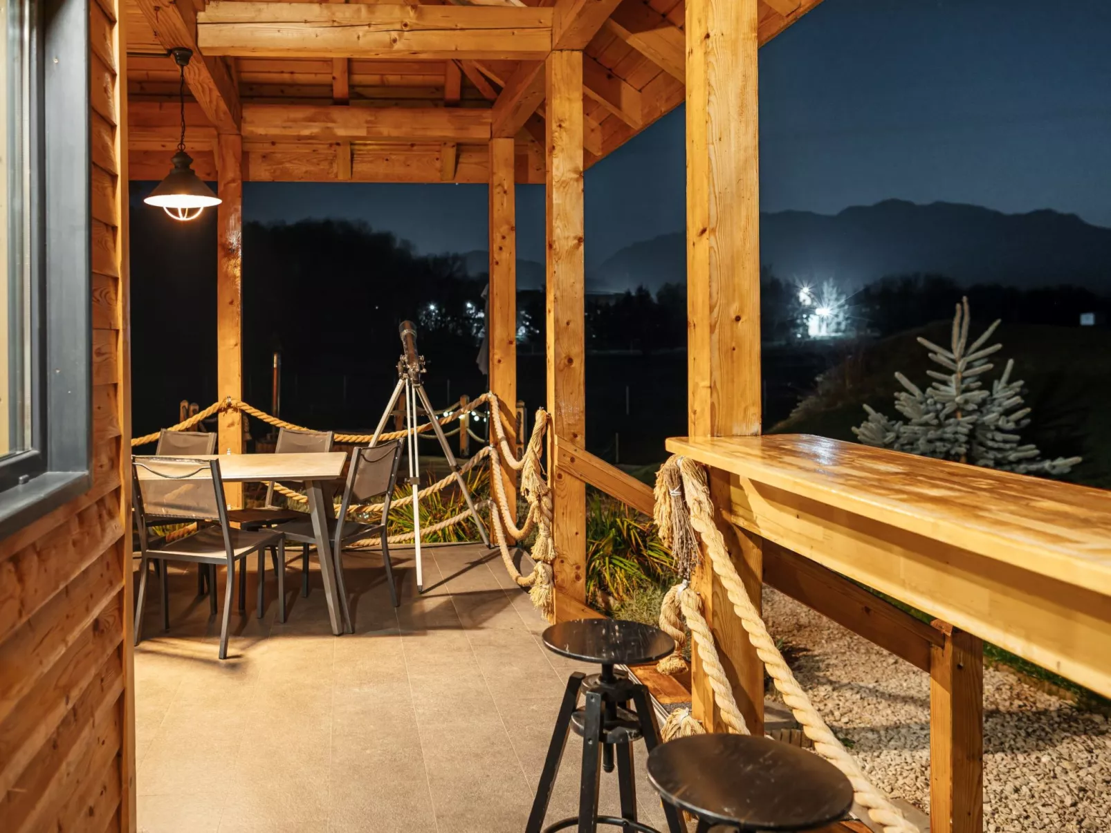 Kleines Haus mit Werkstatt-Buiten