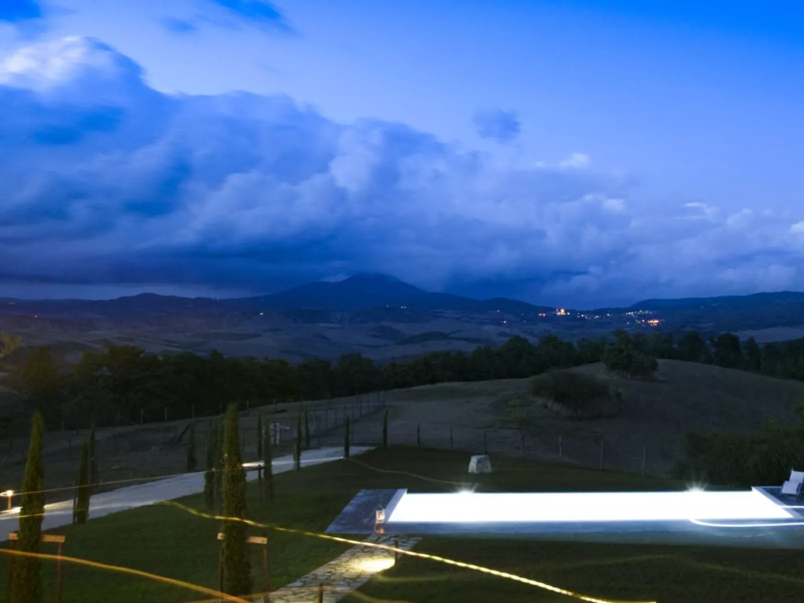 Villa mit Infinity-Pool-Buiten