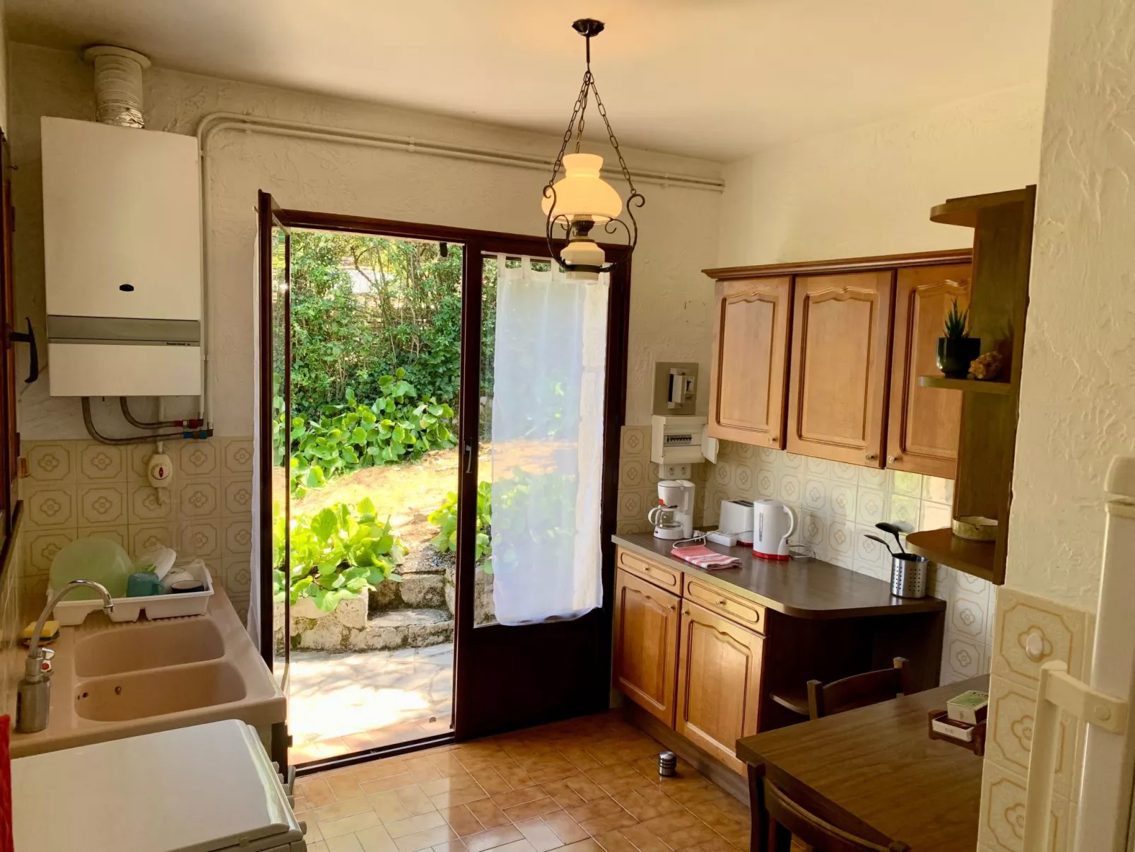 Steinhaus Garten und Blick auf die Berge