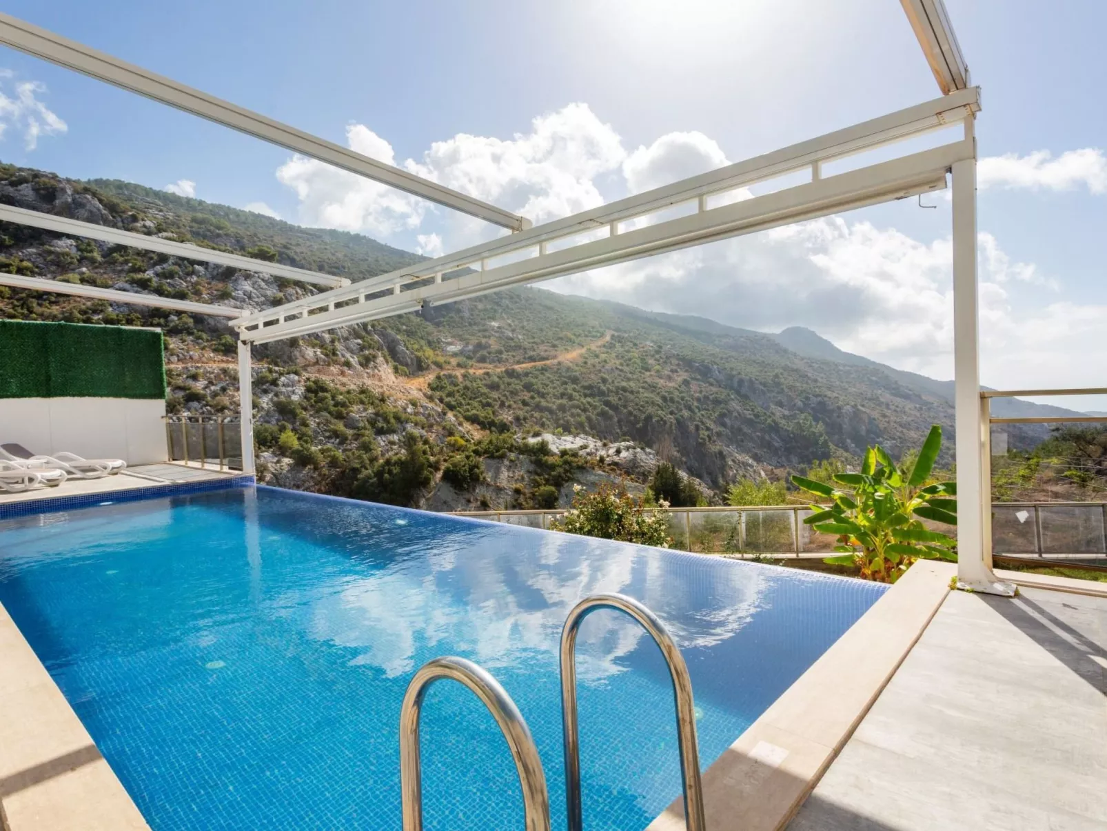 Villa Infinity Mountain mit Pool in Kalkan