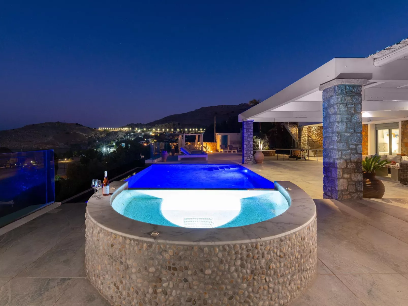 Moderne Luxusvilla-Buiten