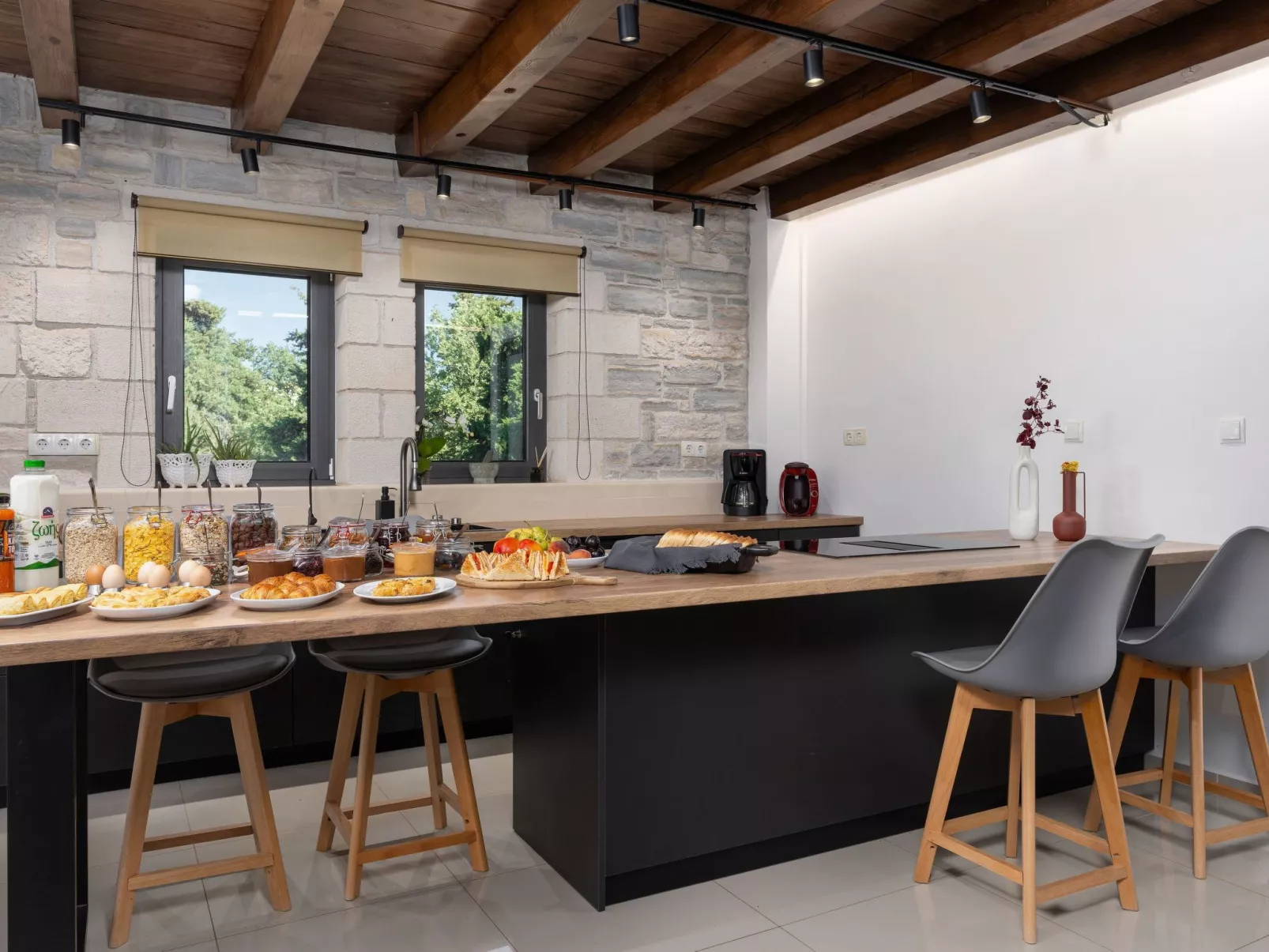 Kostenloses Frühstück, Pools, Kinderbereich, für 20 Gäste-Image-tags.info