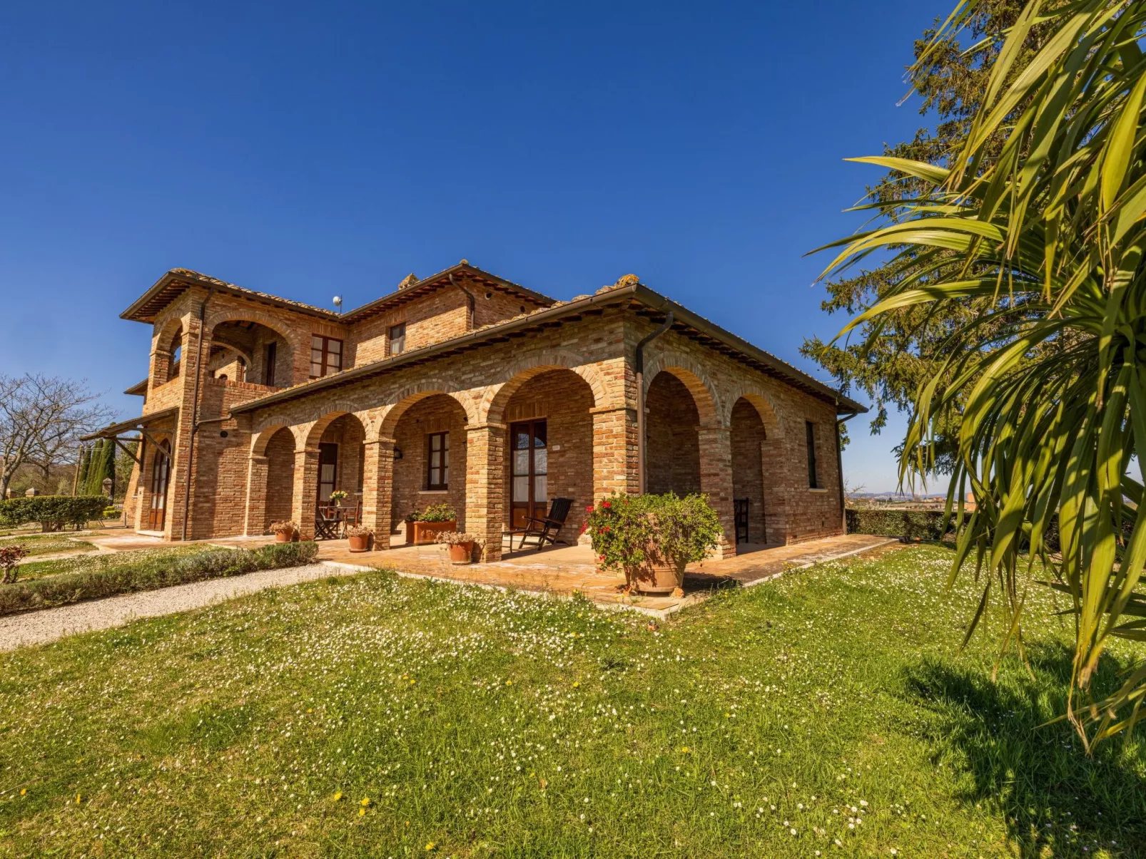 Sanguineto' Wohnung mit Schwimmbad-Buiten