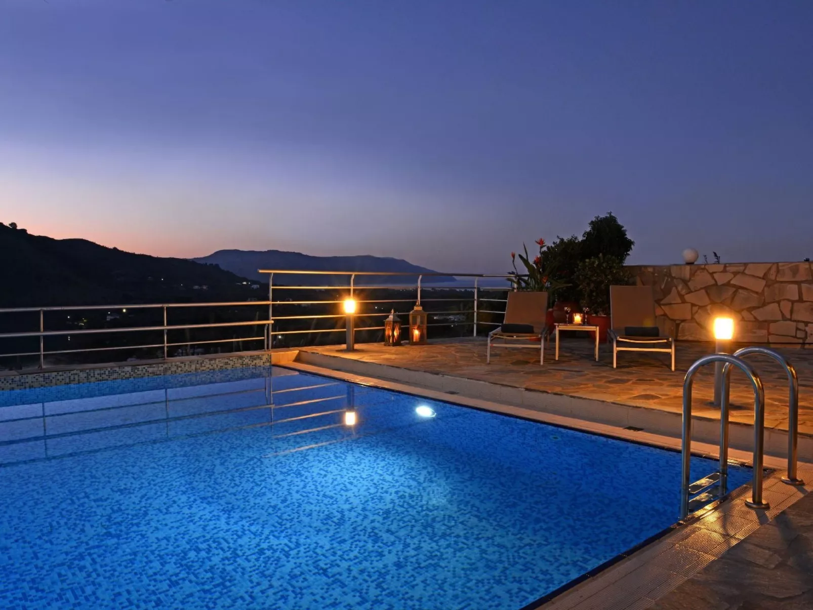 Wunderschöne Villa mit Seeblick und Pool in der Nähe von Restaurants-Buiten