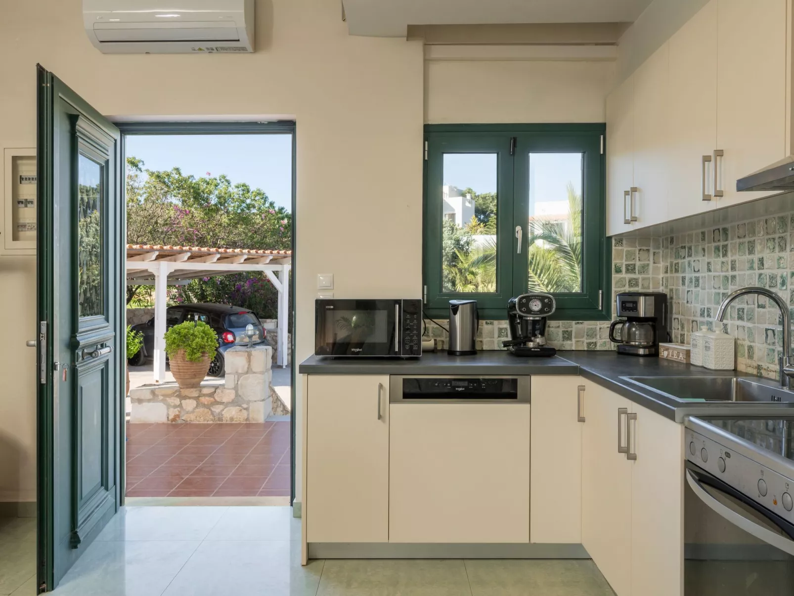 Luxuriöse Villa in Strandnähe mit Blick auf den privaten Pool-Image-tags.info