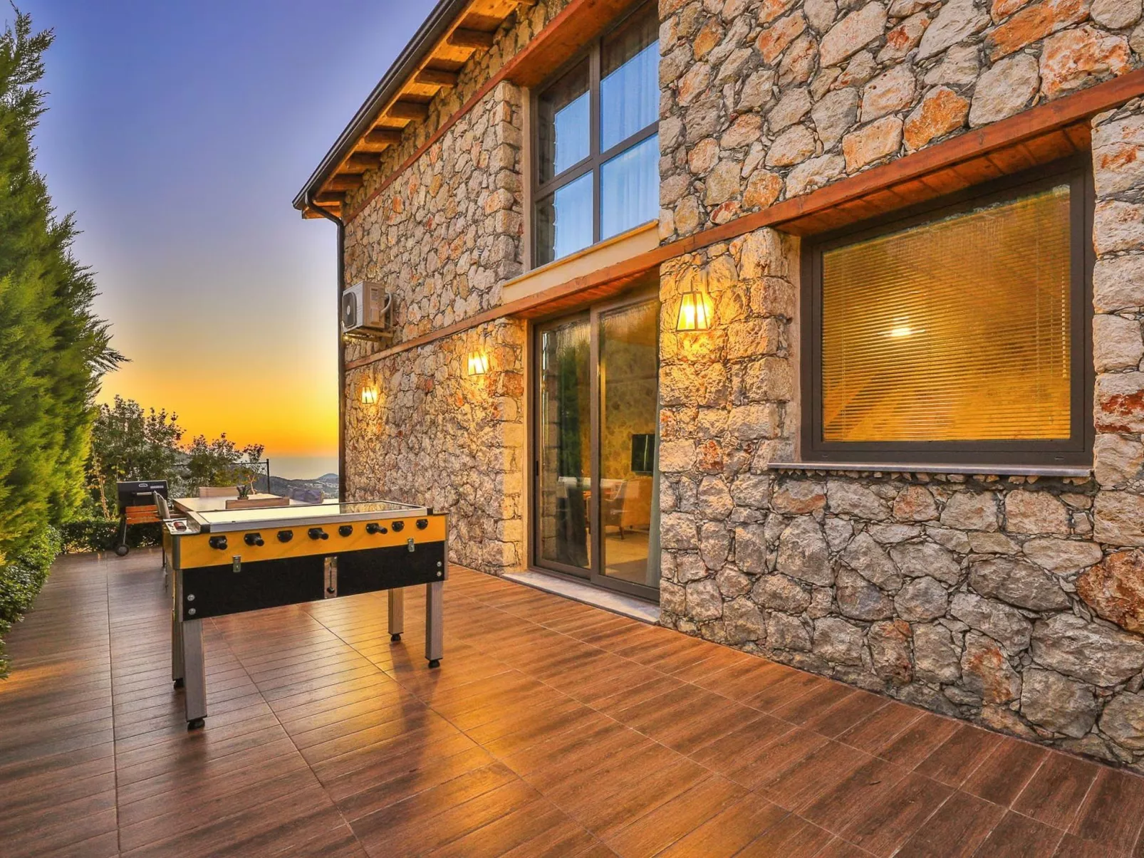 Traditionelles Natursteinhaus mit Sichtschutzpool