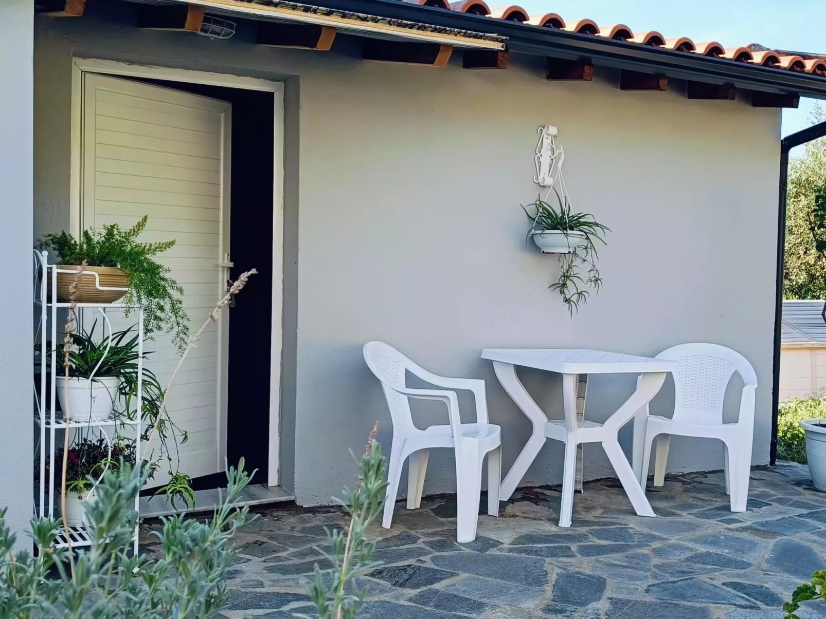 Berge und die ikonische Landebahn des Flughafens Skiathos-Image-tags.info