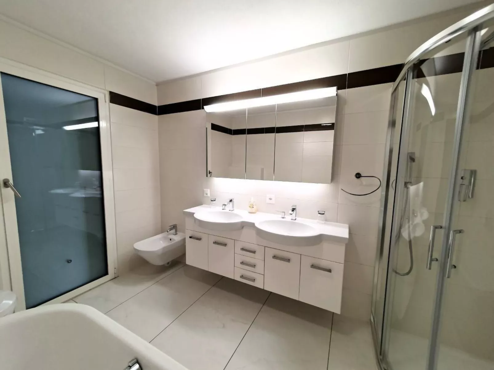 Lake View Penthouse 701-Binnen