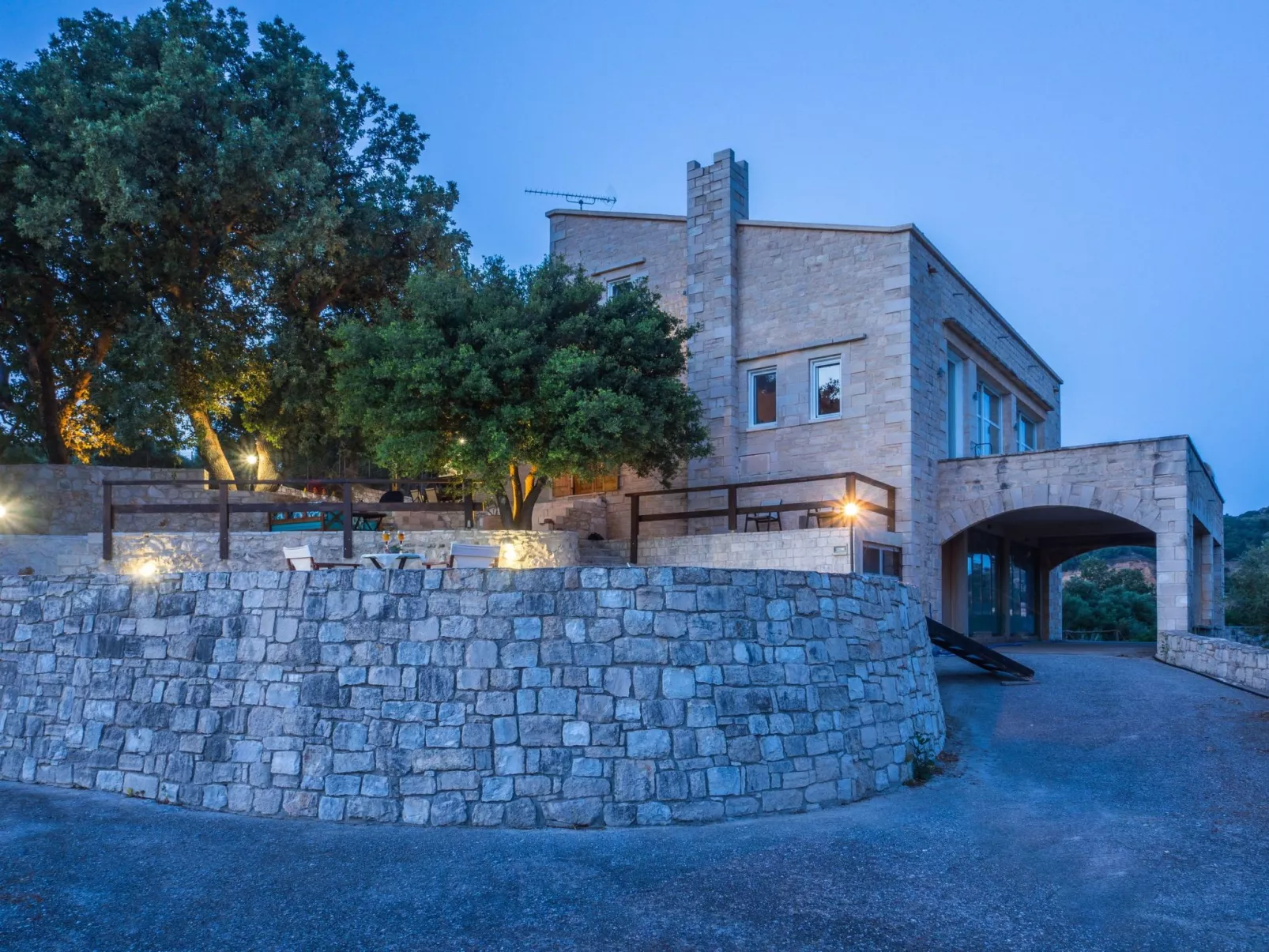 Villa aus Stein mit privatem Pool und BBQ-Bereich-Buiten