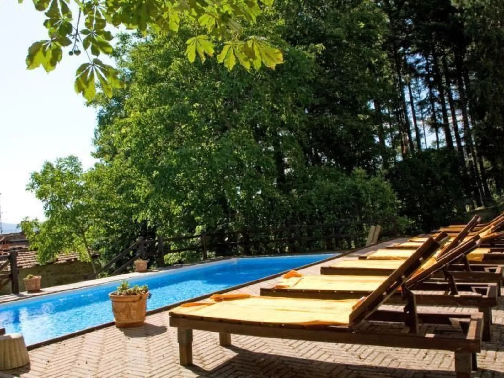 Wohnung in einer alten Villa mit Schwimmbad