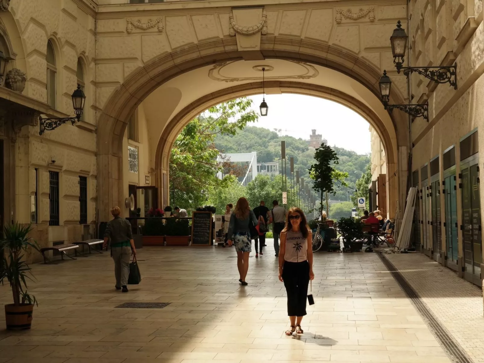Moderne Ferienwohnung in Ujlipotvaros mit Garten-Buiten