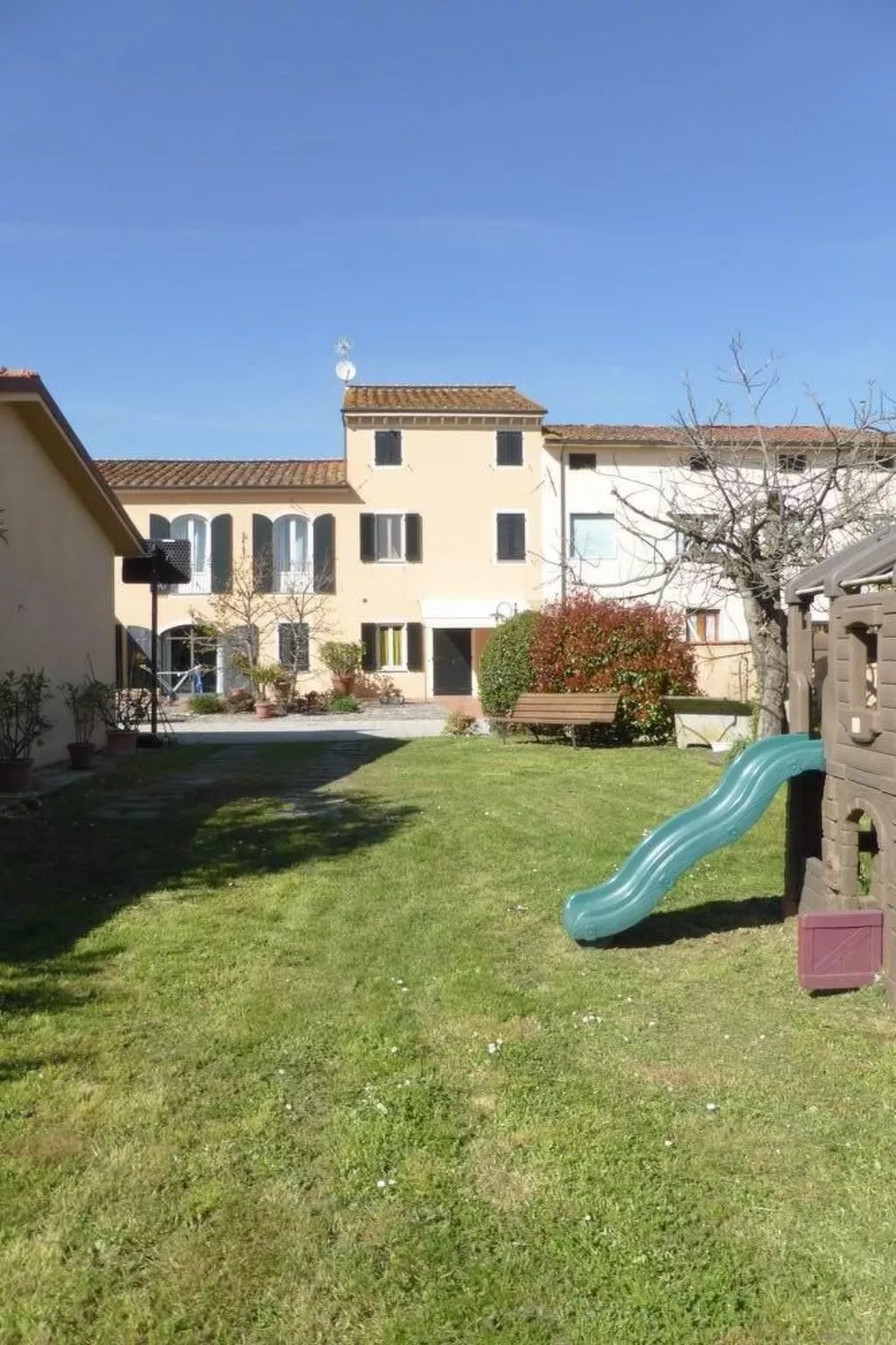 Unterkunft in einer Villa, Schwimmbad und großer Garten