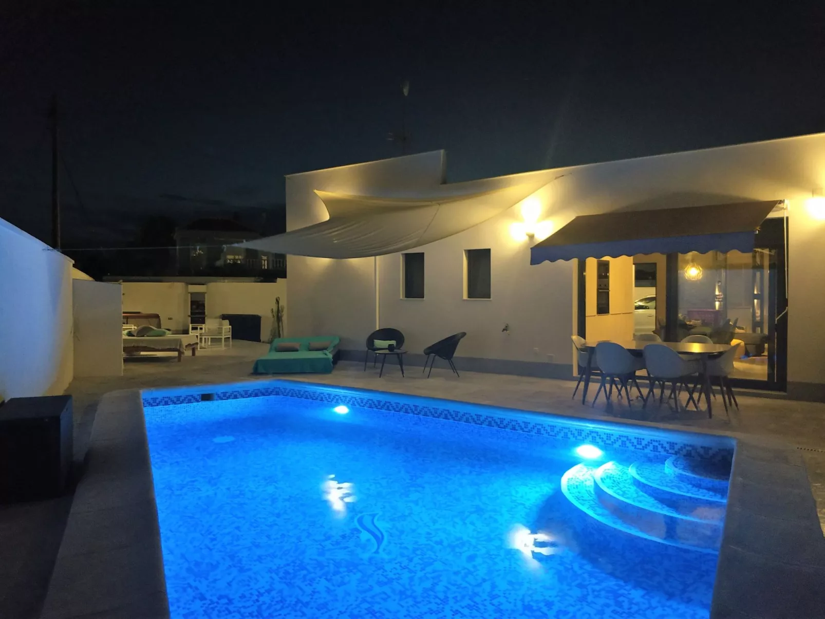 "Arenas house" mit Pool-Binnen