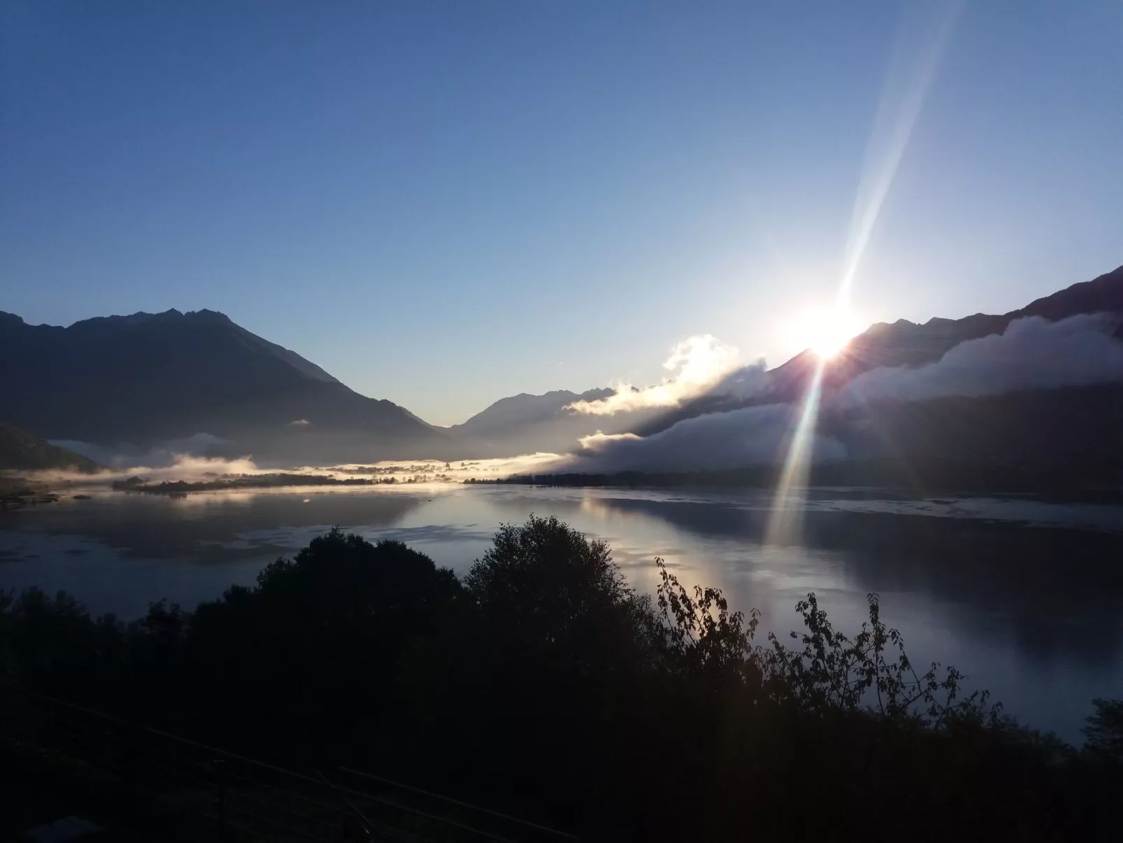 Wohnung mit Schwimmbad und fantastischem Seeblick-Buiten