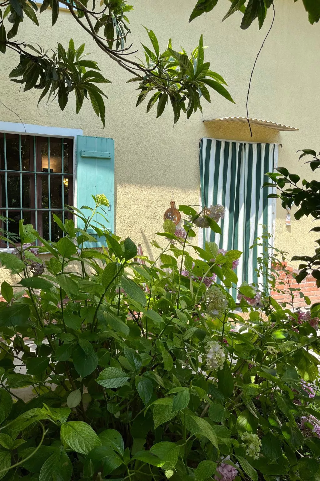 Typisches Bauernhaus mit holzbefeuertem Kamin