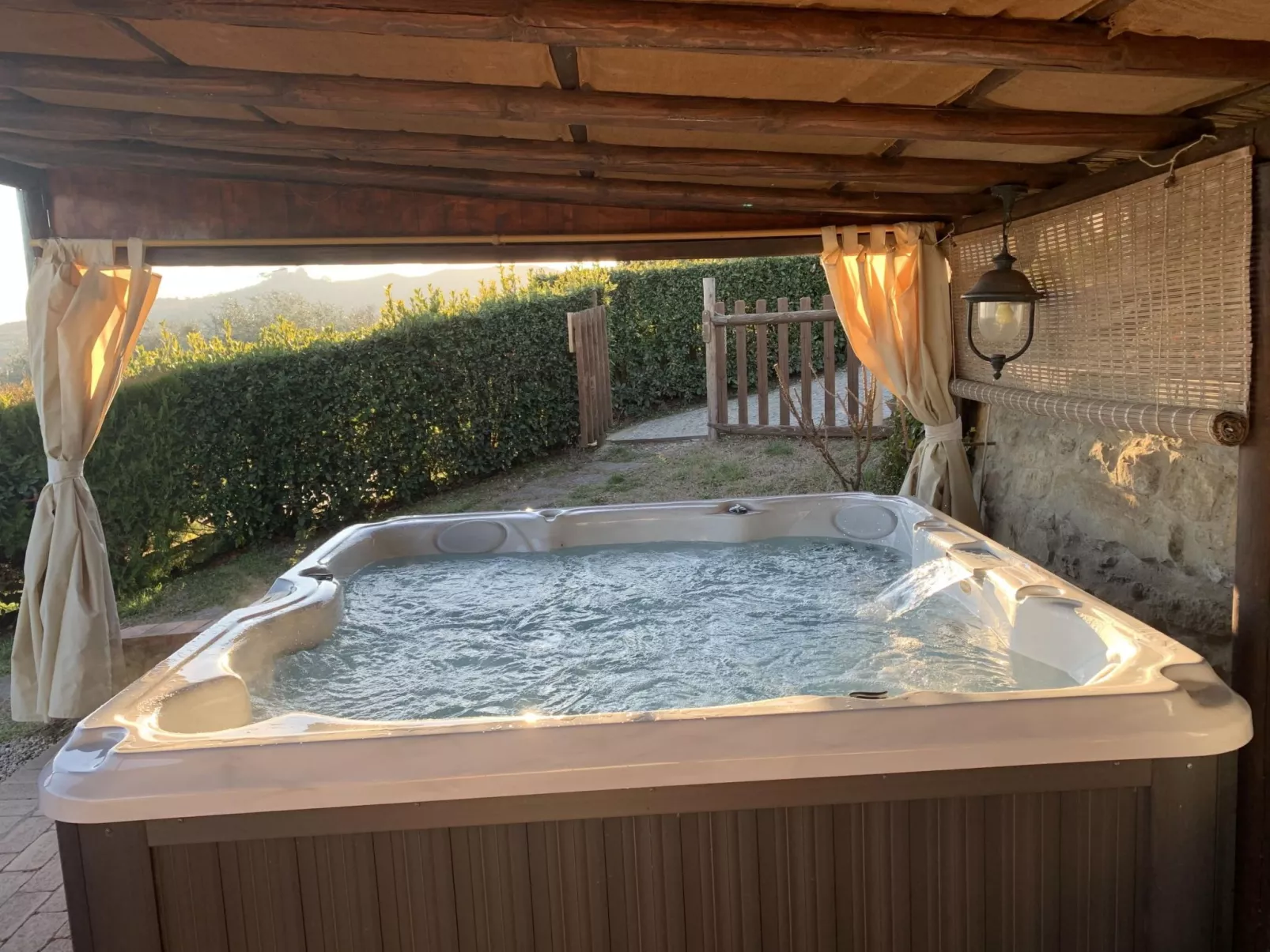 Wohnung in Sanguineto mit privatem Parkplatz-Buiten