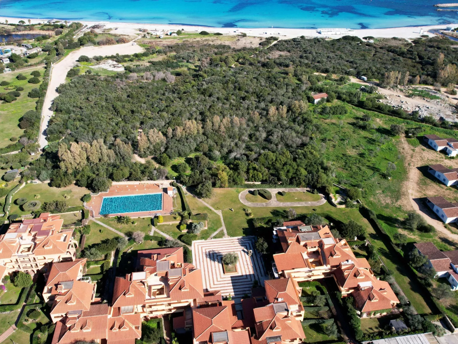 Große Drei-Zimmer-Wohnung am Golf von Marinella-Buiten