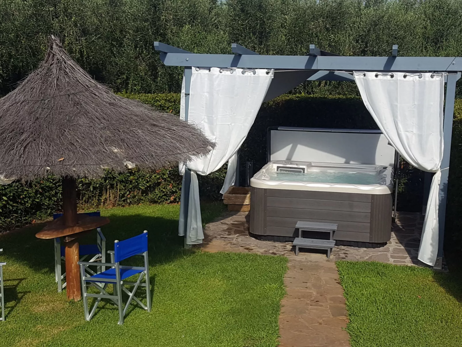 Pfirsichhaus mit Schwimmbad, Jacuzzi und privatem Garten