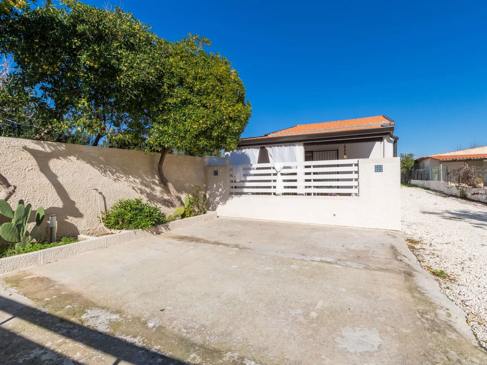 Edoné, Wohnung mit Blick auf einen Sandstrand-Buiten