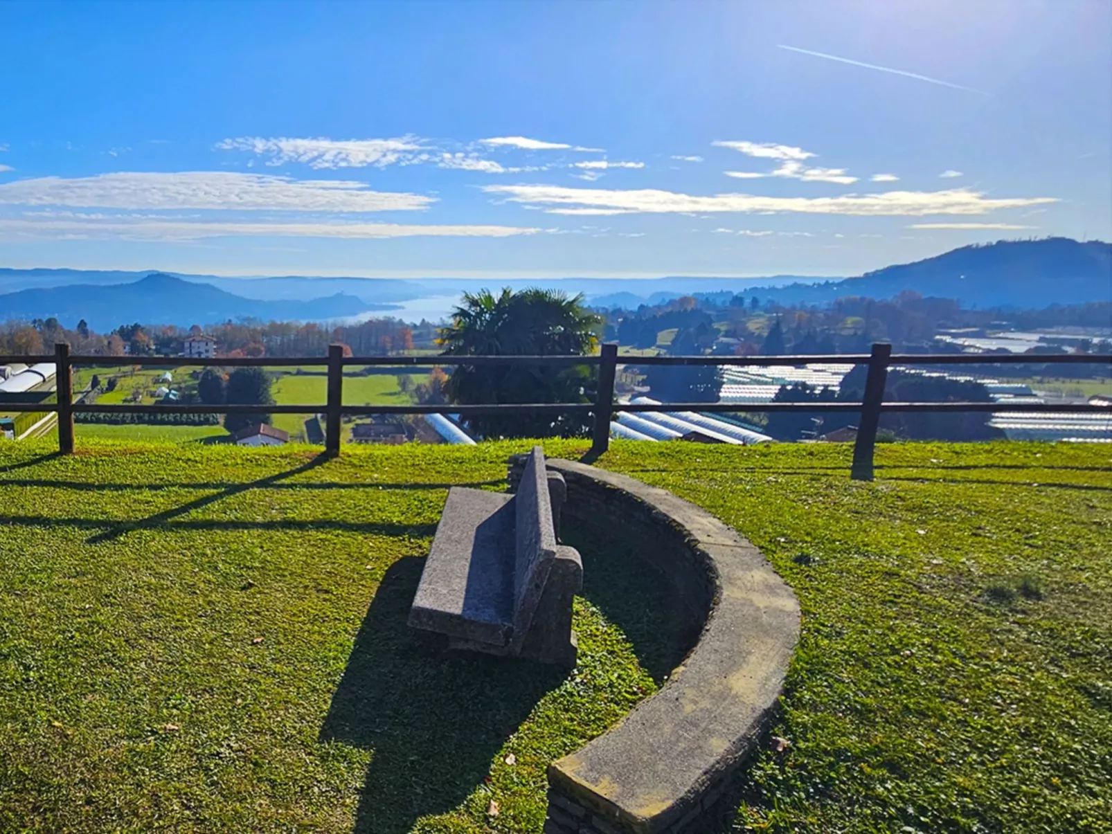 Neue moderne Seeüberdachung von Holiday World-Buiten