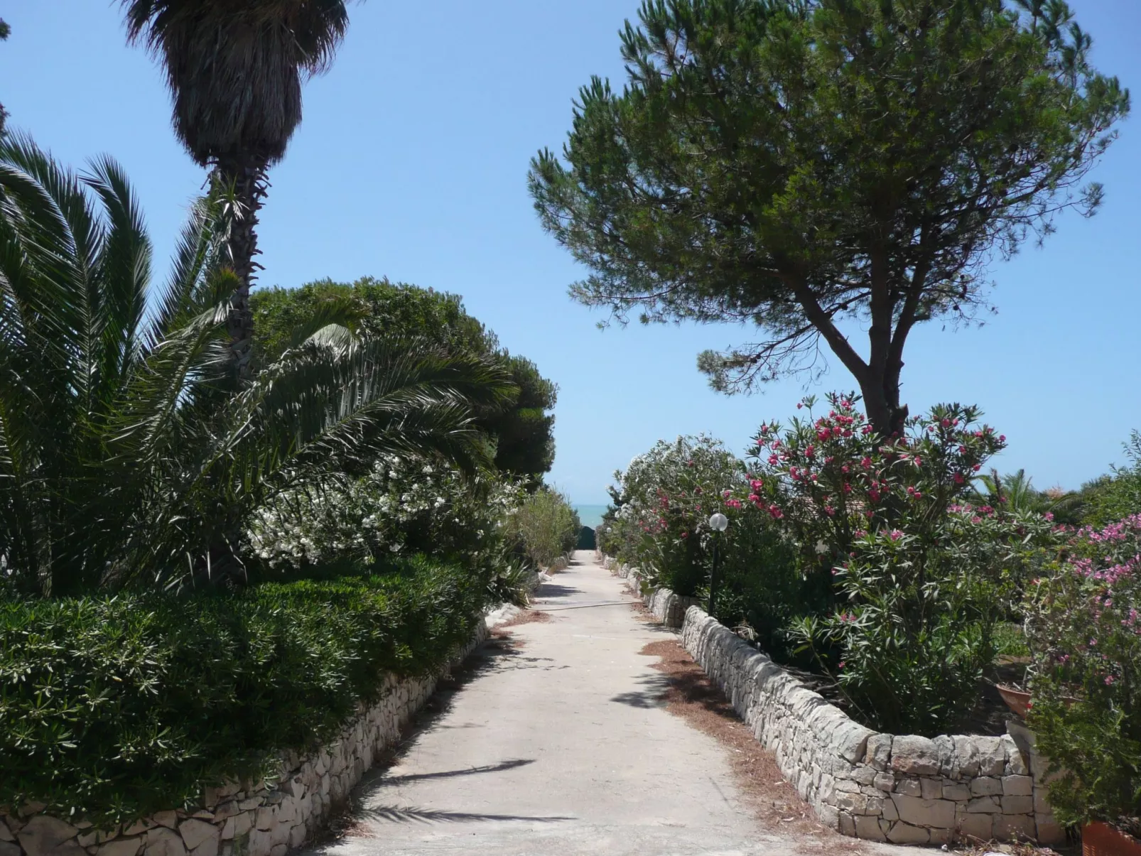 Mit grosser Terrasse direkt am Meer