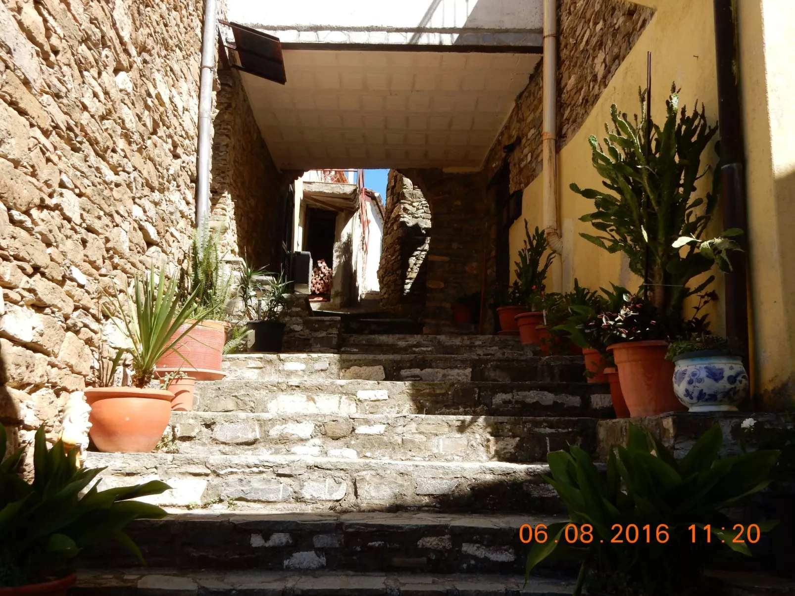 Schönes Ferienhaus mit Garten und Whirlpool-Buiten