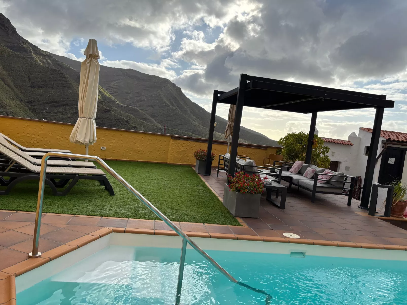 Haus mit beheiztem Schwimmbad, Berg- und Meerblick