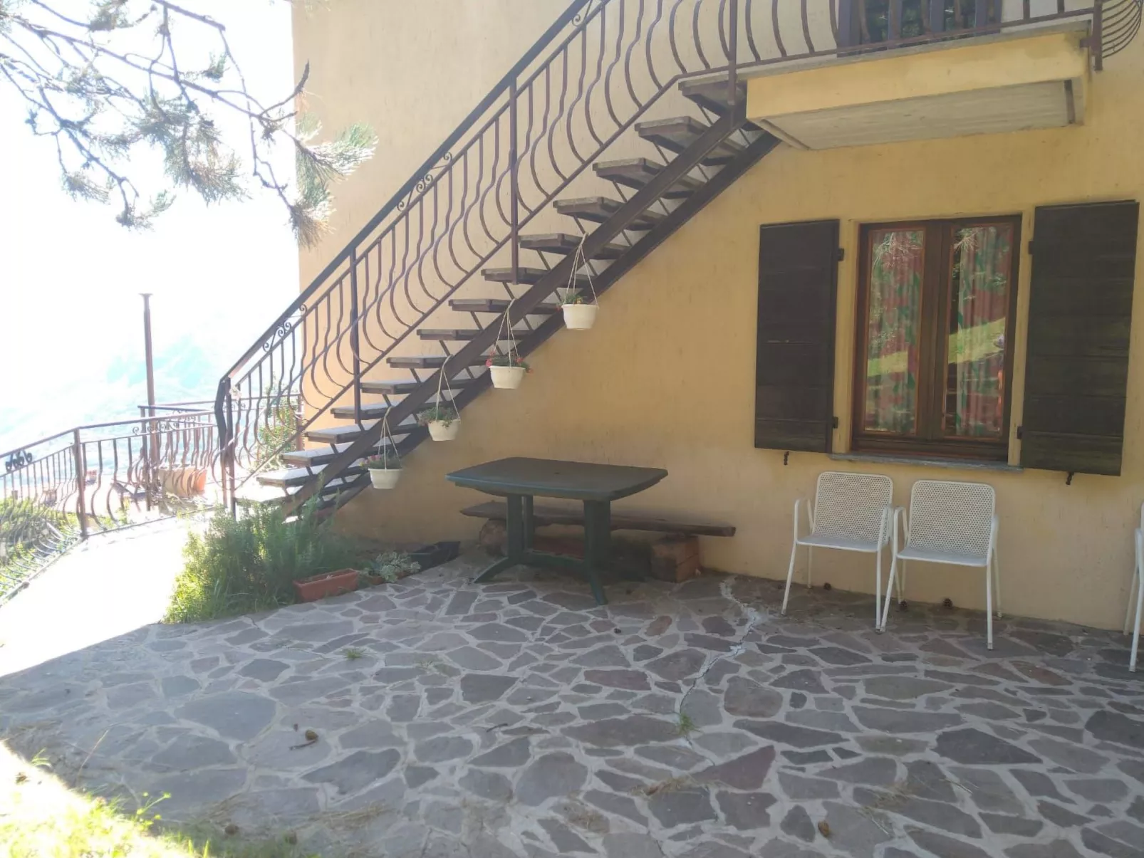 In einer Villa mit Garten und Blick auf den Gardasee-Buiten