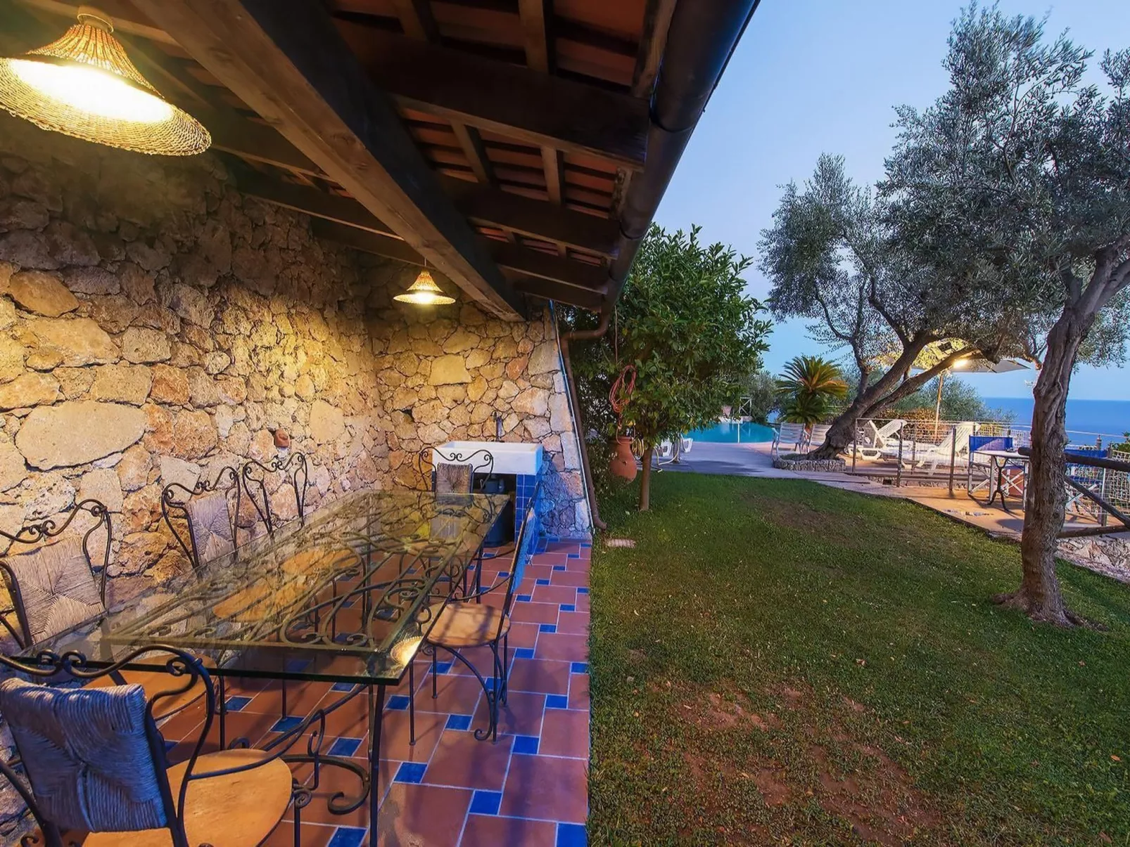 Wohnung mit Terrasse, Gemeinschaftspool und Aussicht-Buiten