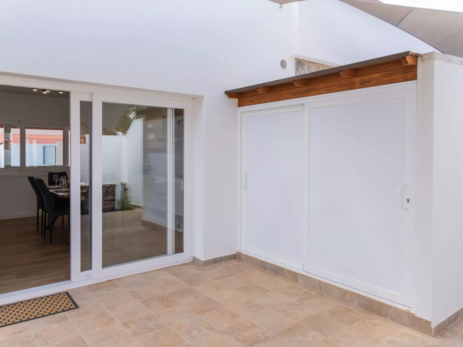 Modernes und helles Ferienhaus direkt am Meer, mit zwei großen Terrassen, Garte