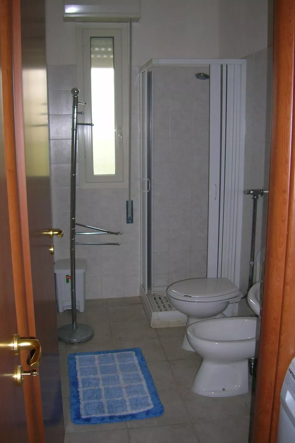 Ebenerdig auch für Rollstuhlfahrer geeignet mit Terrasse und Parkplatz-Image-tags.info