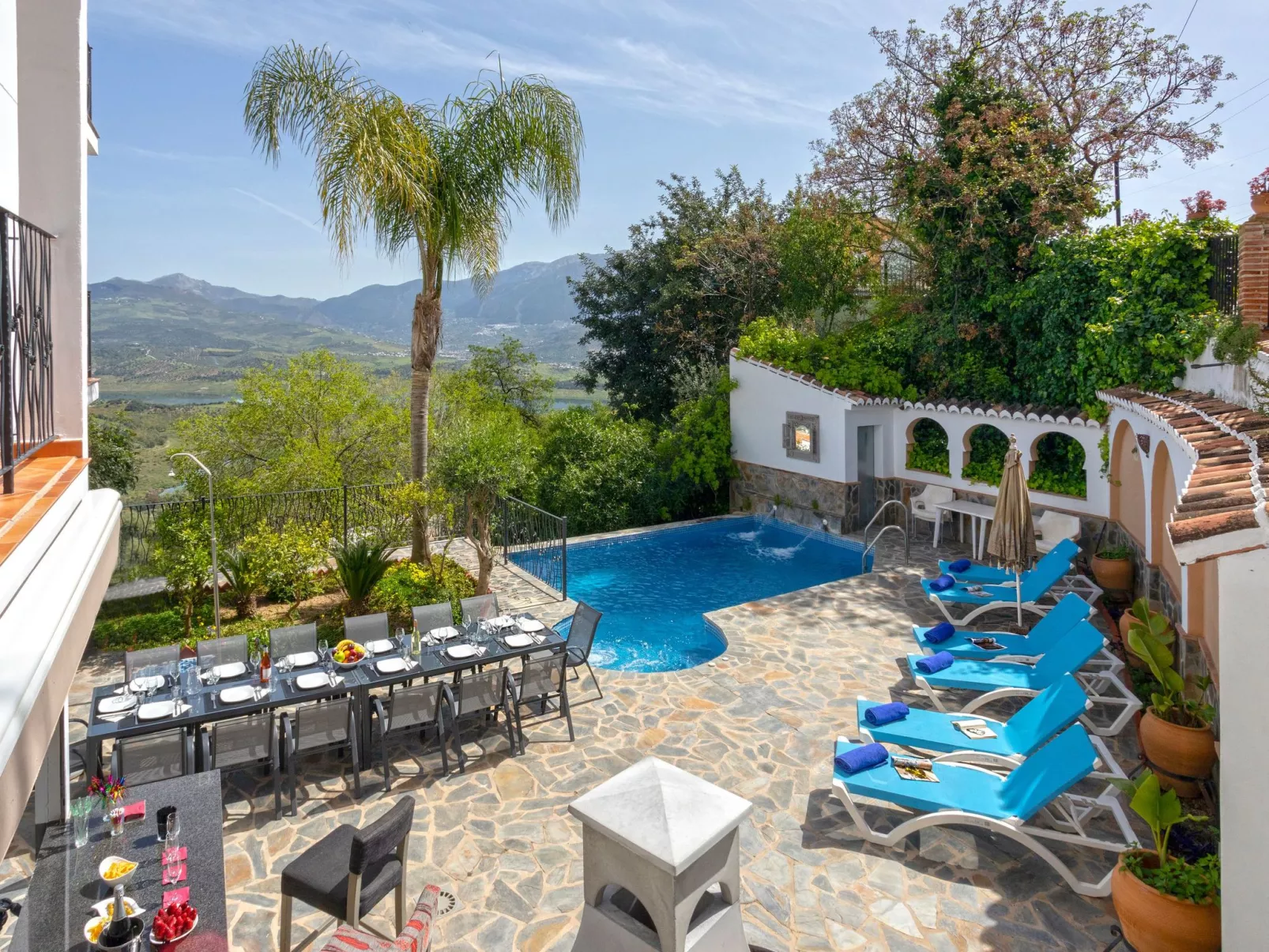 Spa-Spielzimmer mit Außen-Whirlpool und Schwimmbad