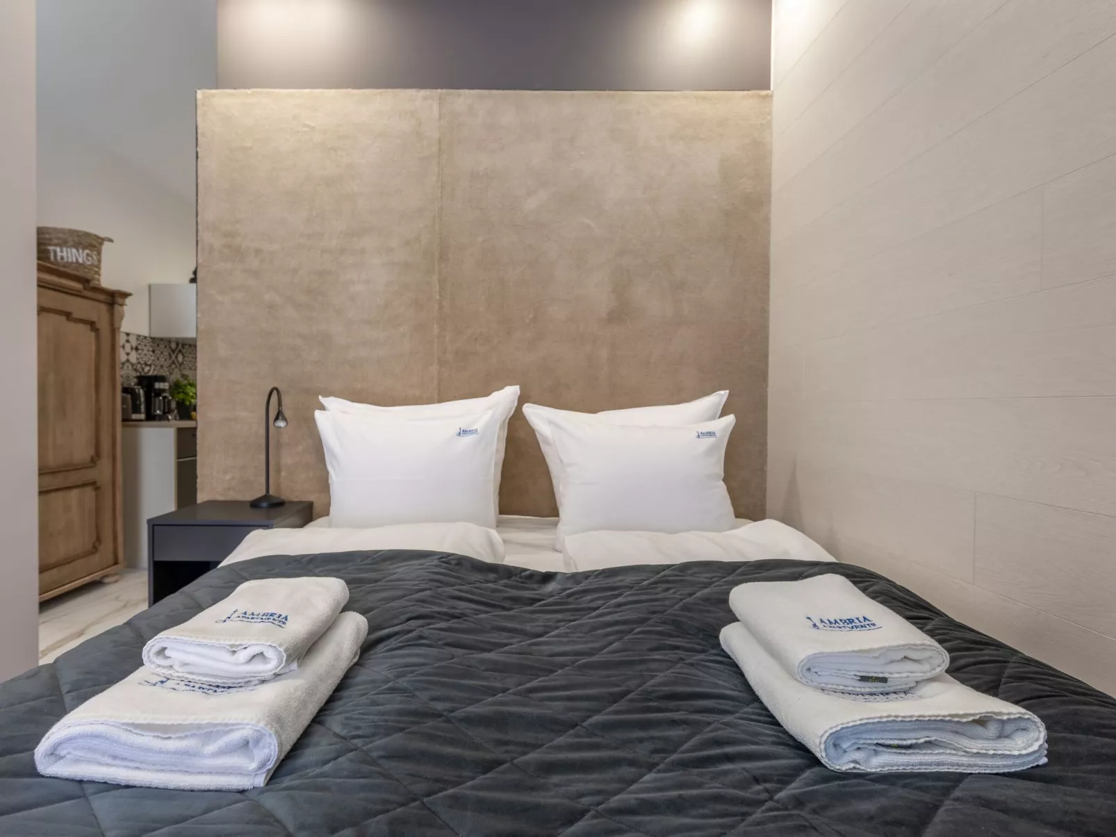 Kormoran in modernem Appartementhaus