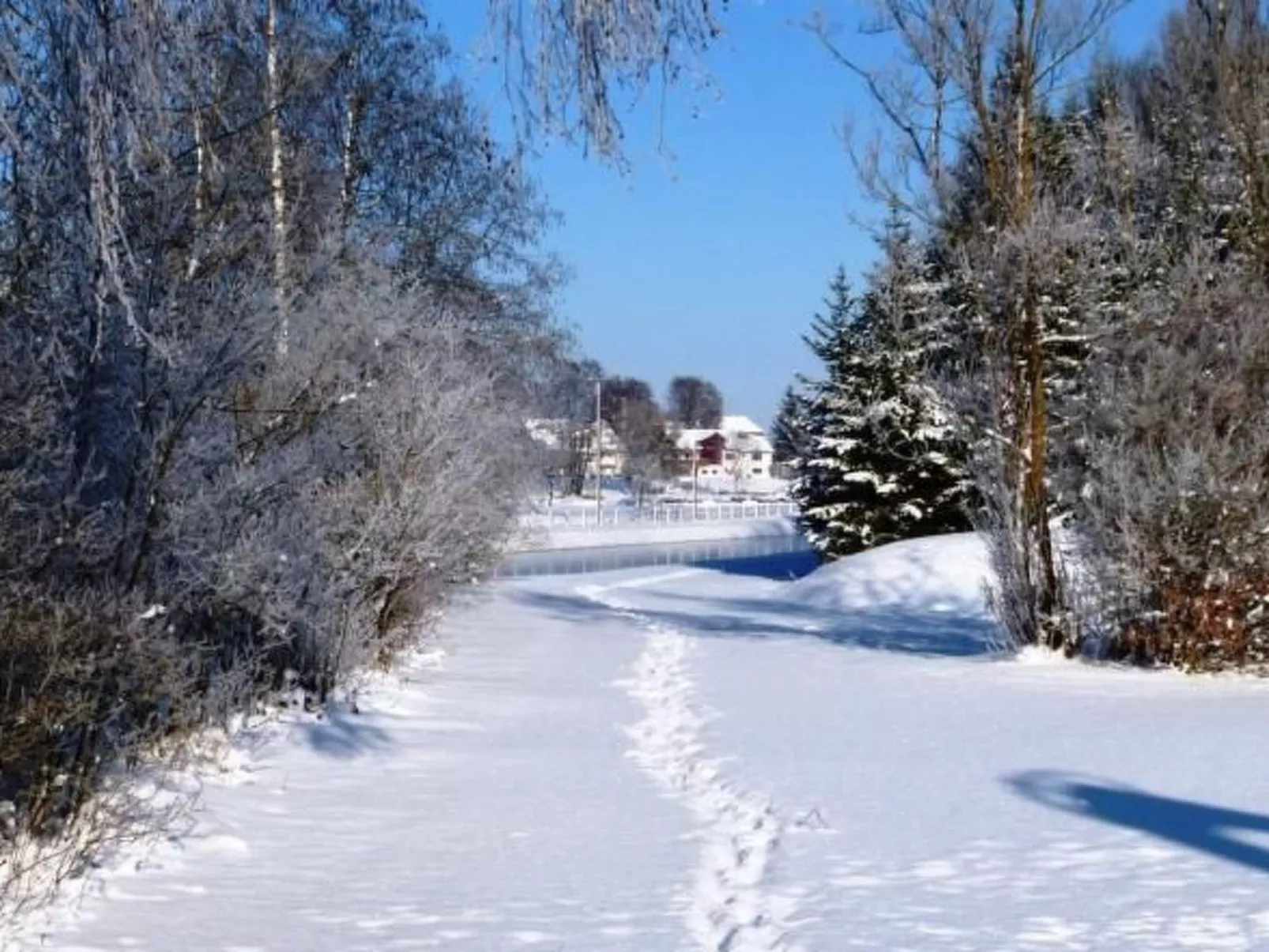 Haus mit  freier Fahrradnutzung und kleinem Boot-Buiten